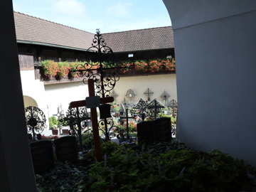 Begraafplaats binnen de Basilika in Rankweil 3